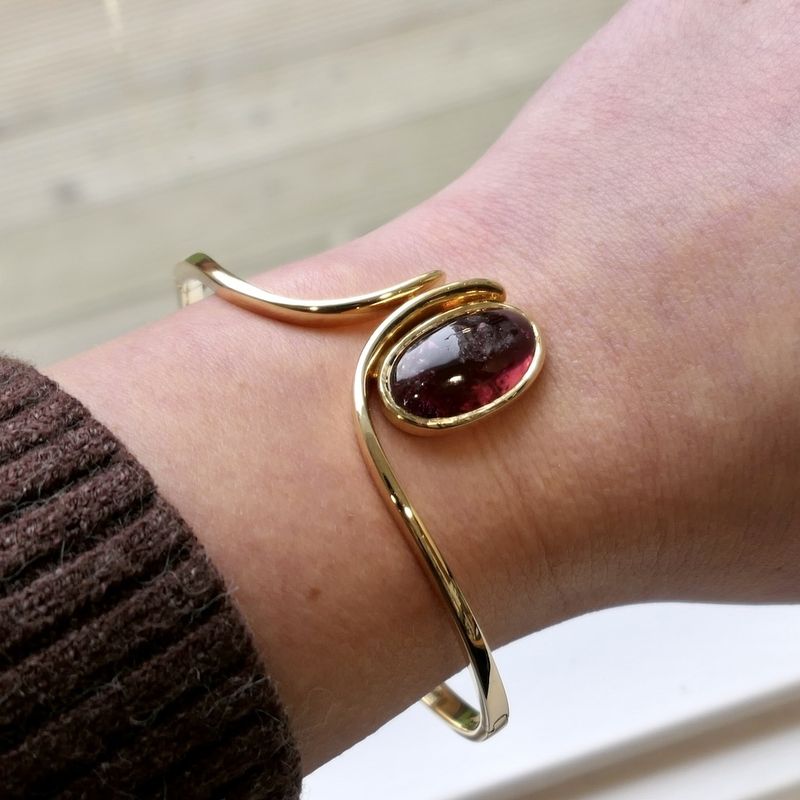 Image 8 of 18-karat gold fantasy/bangle bracelet with pink tourmaline; Petit dor | Ø 65 mm