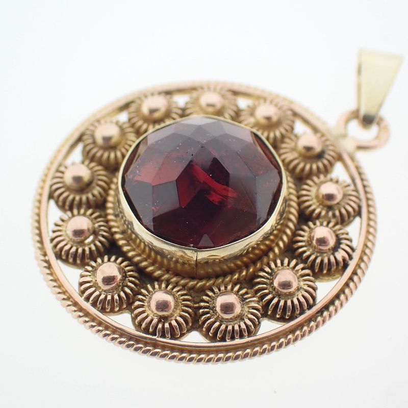 Image 7 of Vintage gold pendant with garnet
