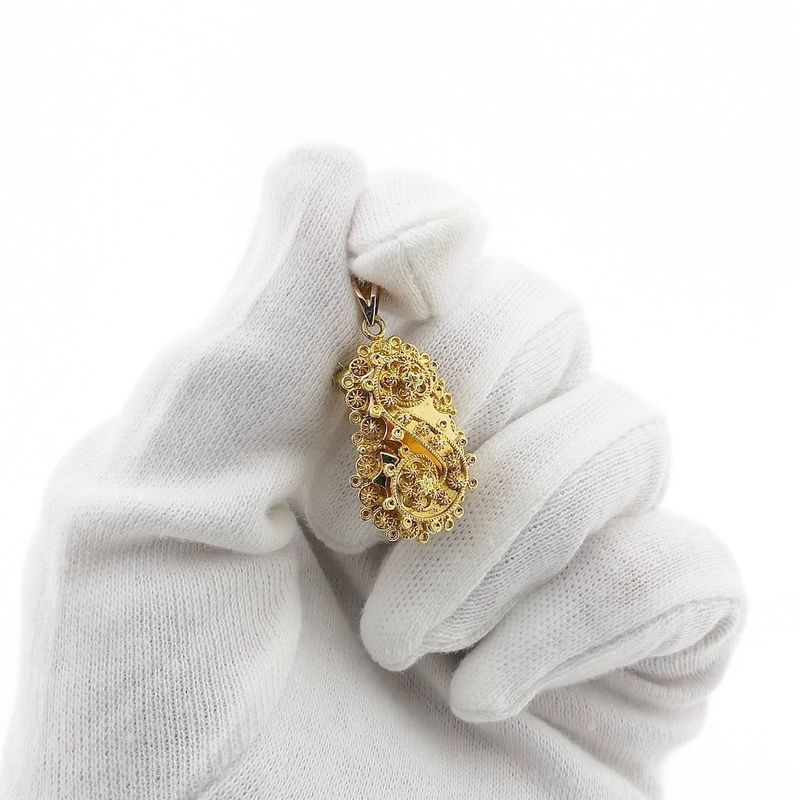 Image 7 of gold brooch/pendant of a hat bell