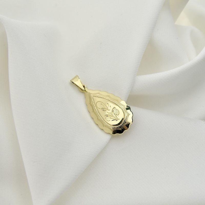 Image 4 of Gold pendant with elegant engraving