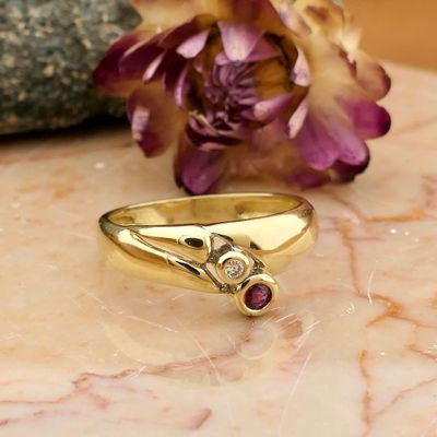 Image 2 of Gold ring with ruby ​​and diamond; 0.02 ct.