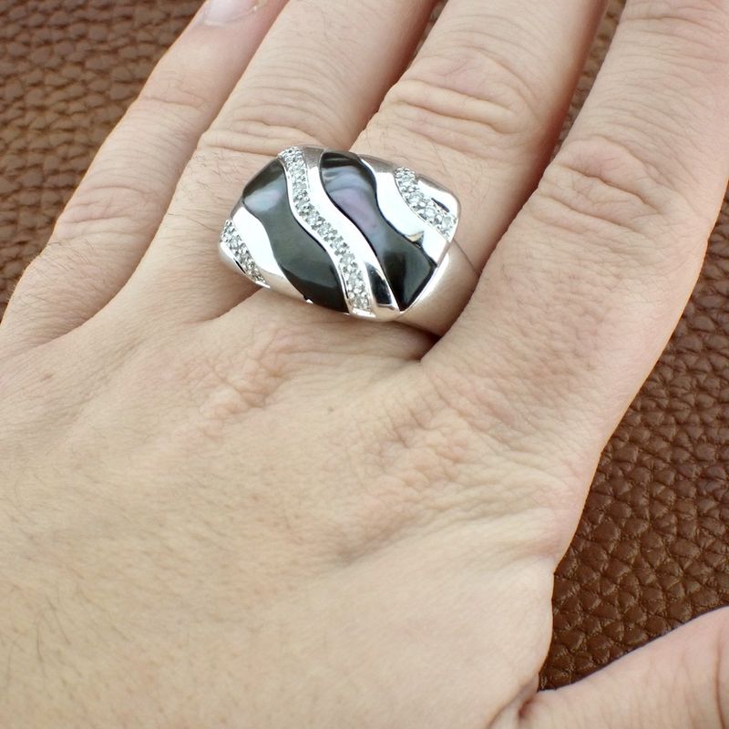 Image 4 of Exclusive white gold ring with mother of pearl (Tahiti) and diamonds 0.30 ct.