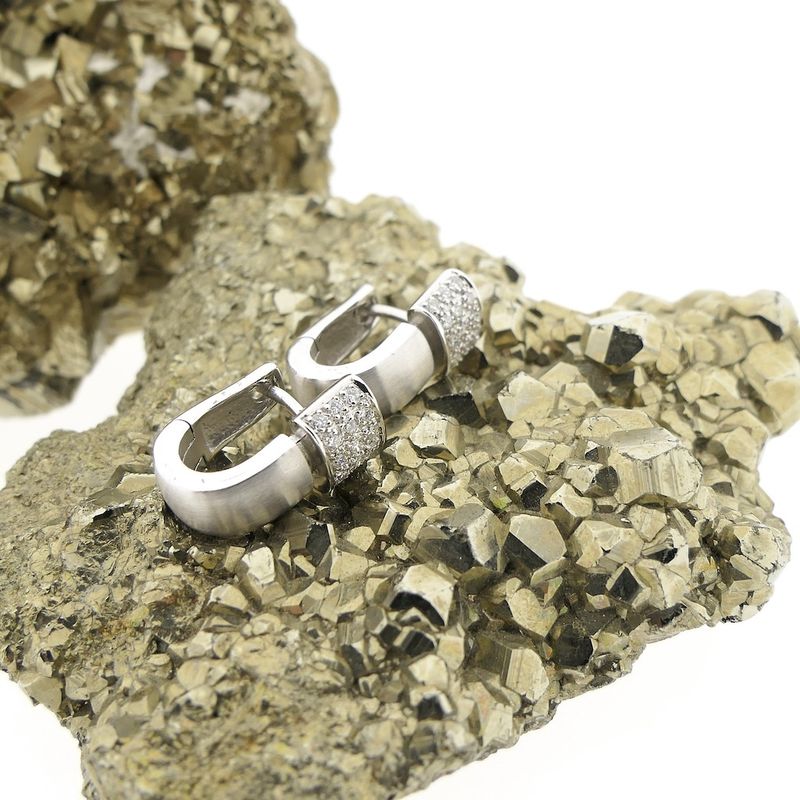 Image 9 of White gold stud earrings set with diamonds | 0.15 ct.