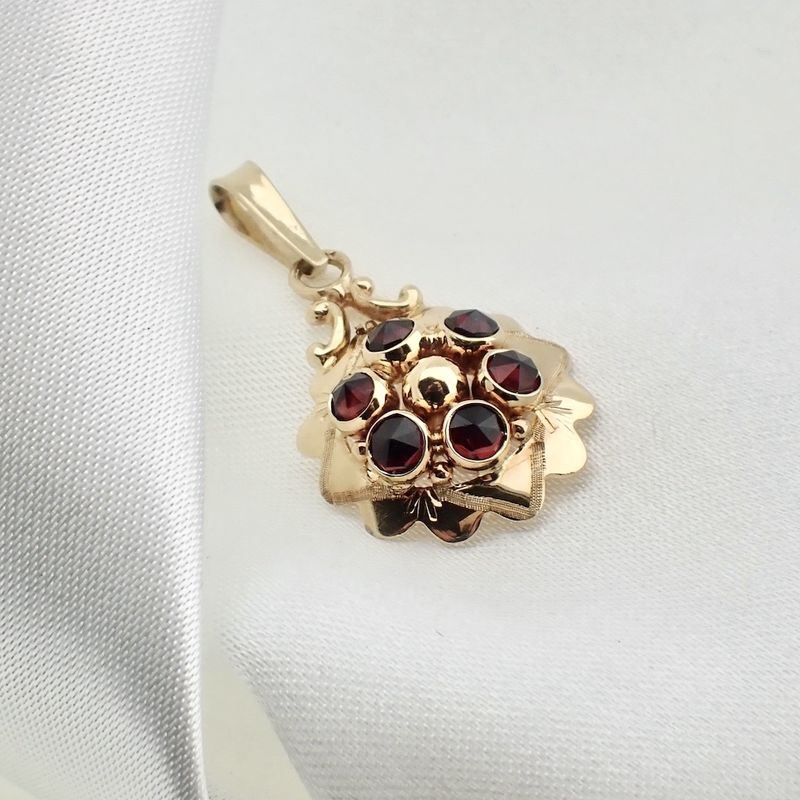 Image 2 of Vintage gold pendant with garnet