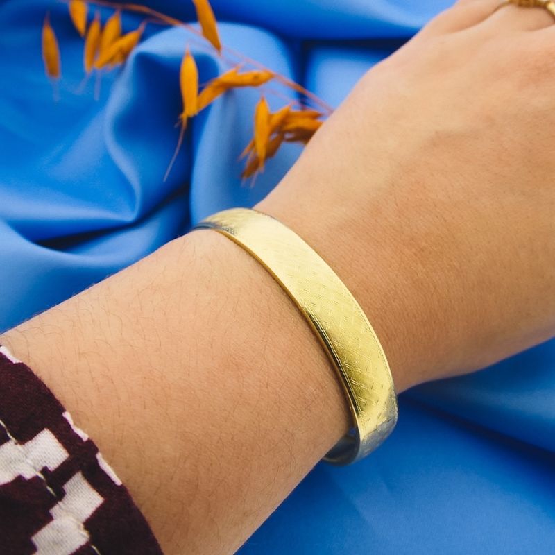 Image 7 of Gold slave bracelet with pattern; Size M/L