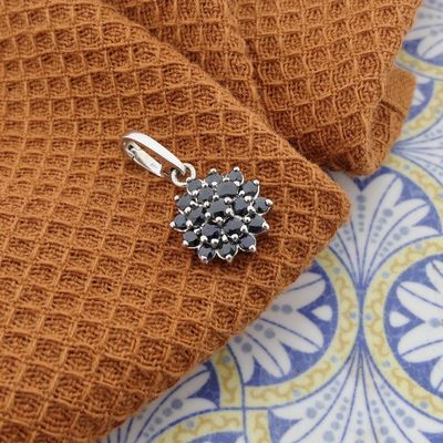 Image 2 of White gold pendant with sapphire