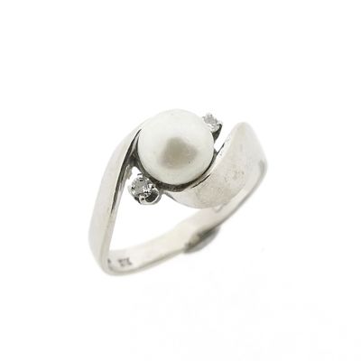 Image 2 of White gold ring with pearl and diamonds; 0.05 ct