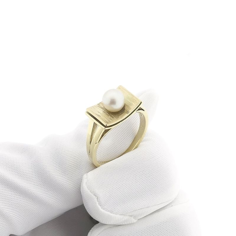 Image 10 of Vintage gold ring with pearl.