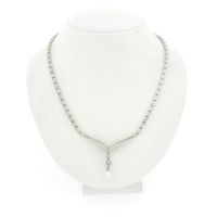 White gold necklace with pearl and diamond 0.05 ct.