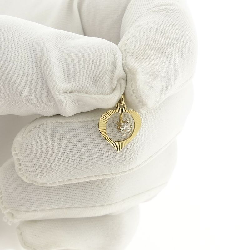 Image 10 of Gold pendant of a heart with zirconia