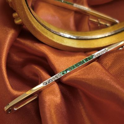 Image 2 of Long, narrow gold brooch with emerald and diamonds; approx. 0.06 ct.