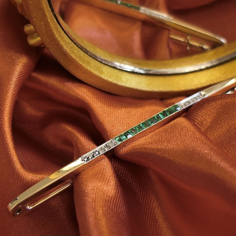 Image 2 of Long, narrow gold brooch with emerald and diamonds; approx. 0.06 ct.