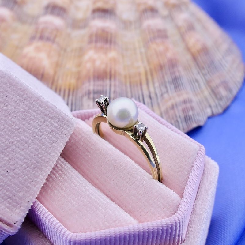 Image 8 of Gold ring with pearl and diamonds; 0.04 ct.