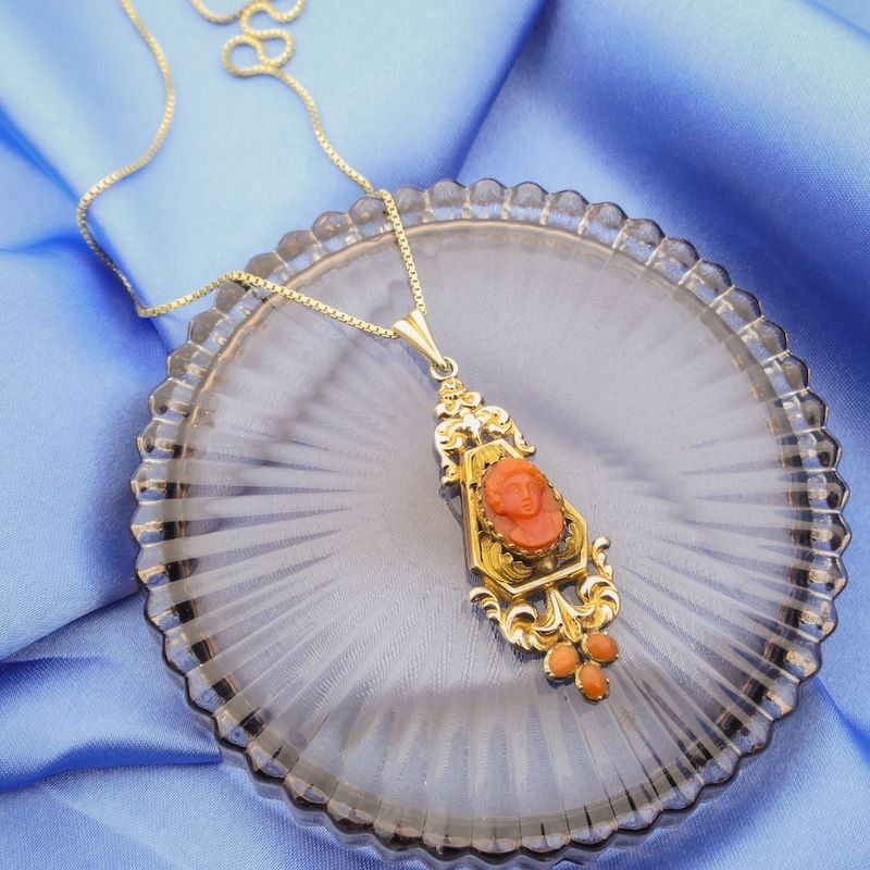 Image 2 of Antique gold pendant with blood coral