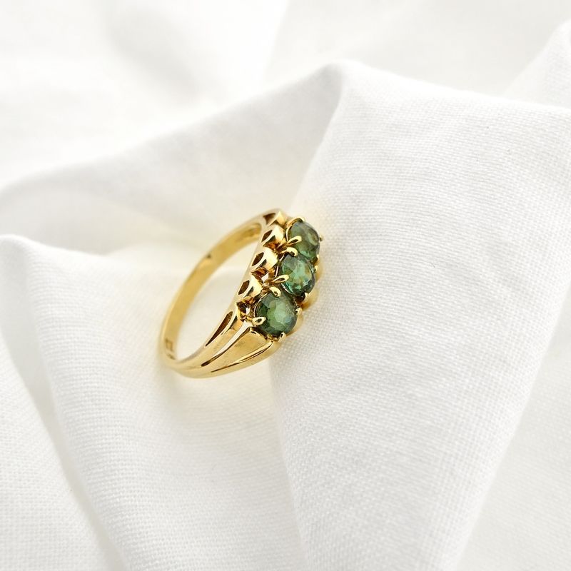 Image 6 of Gold ring with emerald