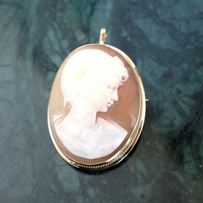 Image 2 of Antique gold brooch/pendant with cameo
