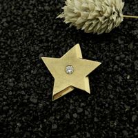 Gold star pendant with diamond; 0.14 ct.