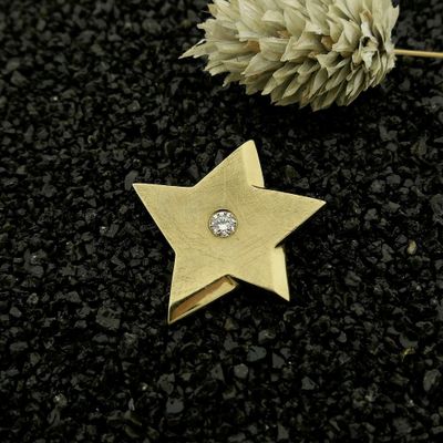 Gold star pendant with diamond; 0.14 ct. Image 1 of Gold star pendant with diamond; 0.14 ct.