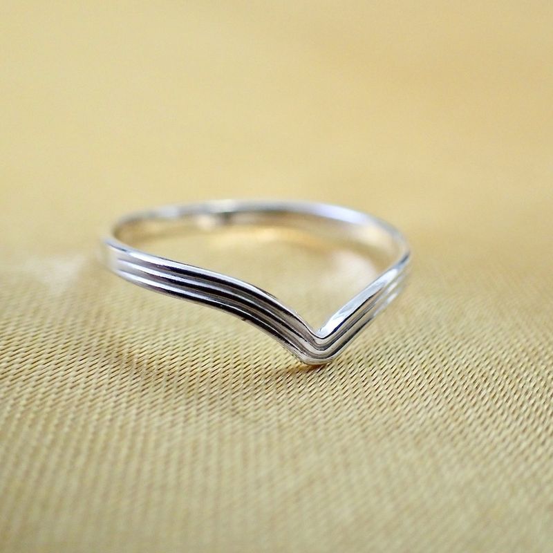 Image 2 of Silver women's ring | V-shape