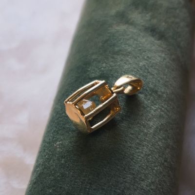 Image 2 of Gold pendant with uncut diamond
