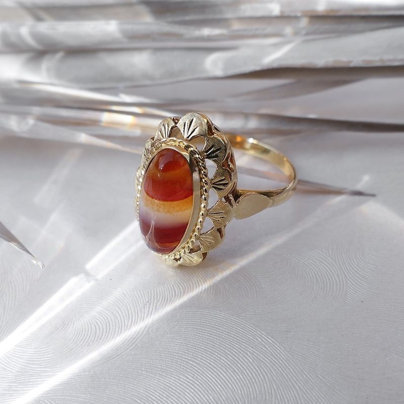 Image 3 of Vintage gold ring with carnelian bandagate