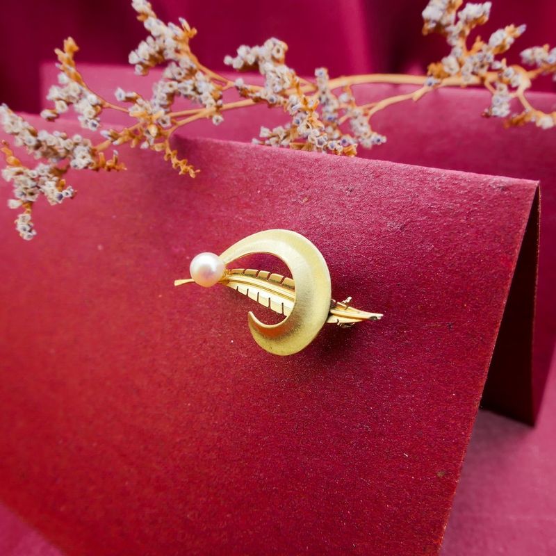 Image 6 of Gold feather brooch with pearl