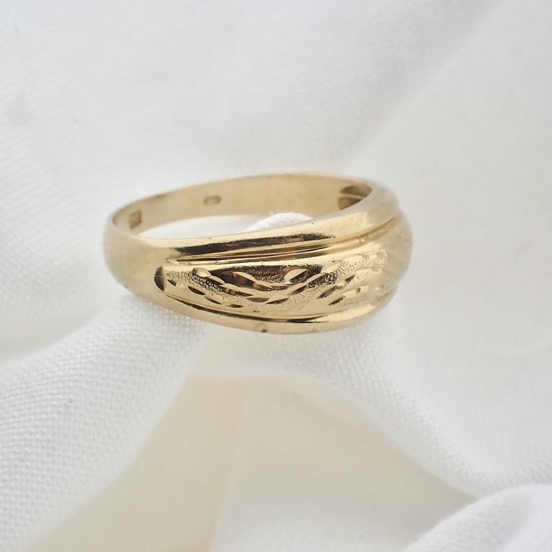 Image 4 of Gold ring with relief
