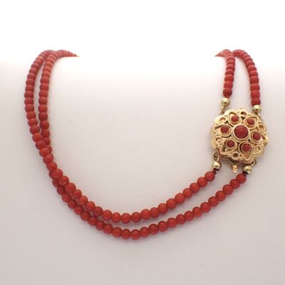 Blood coral bead necklace with gold clasp; Antique | 36 cm Image 1 of Blood coral bead necklace with gold clasp; Antique | 36 cm