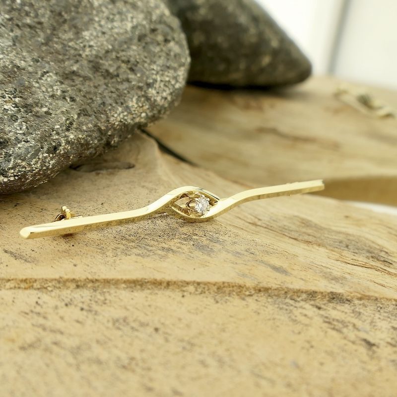 Image 2 of Narrow gold brooch with diamond | 0.05 ct.