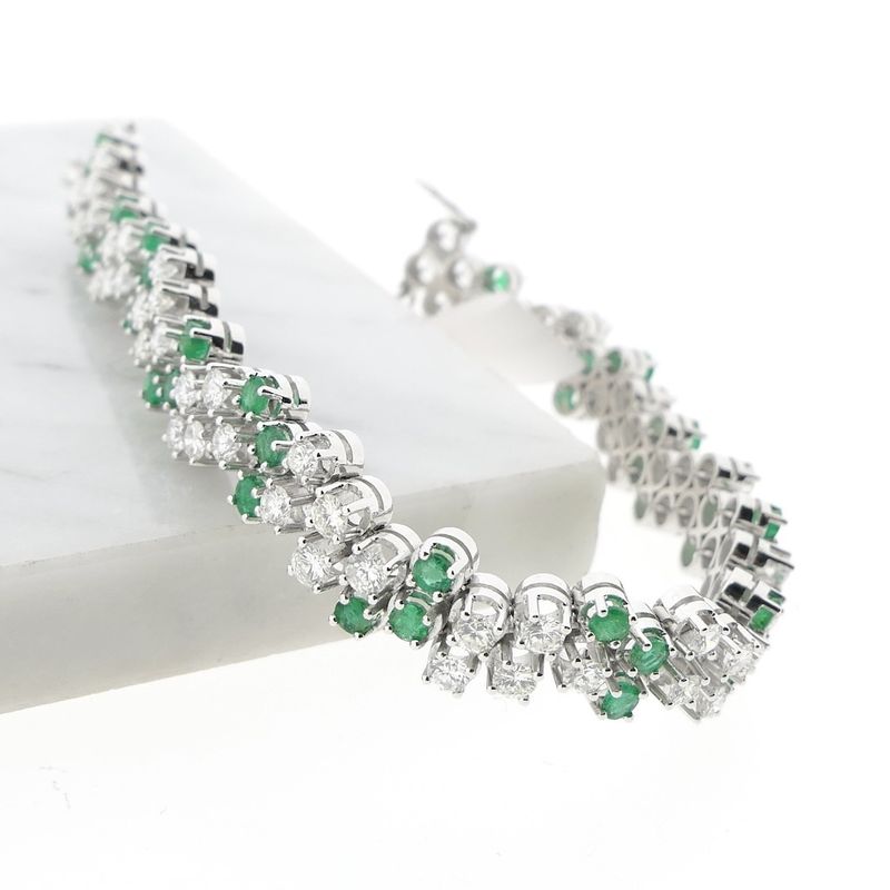 Image 21 of Exclusive white gold bracelet with emerald and diamond; 7.40 ct. + IGI Certificate