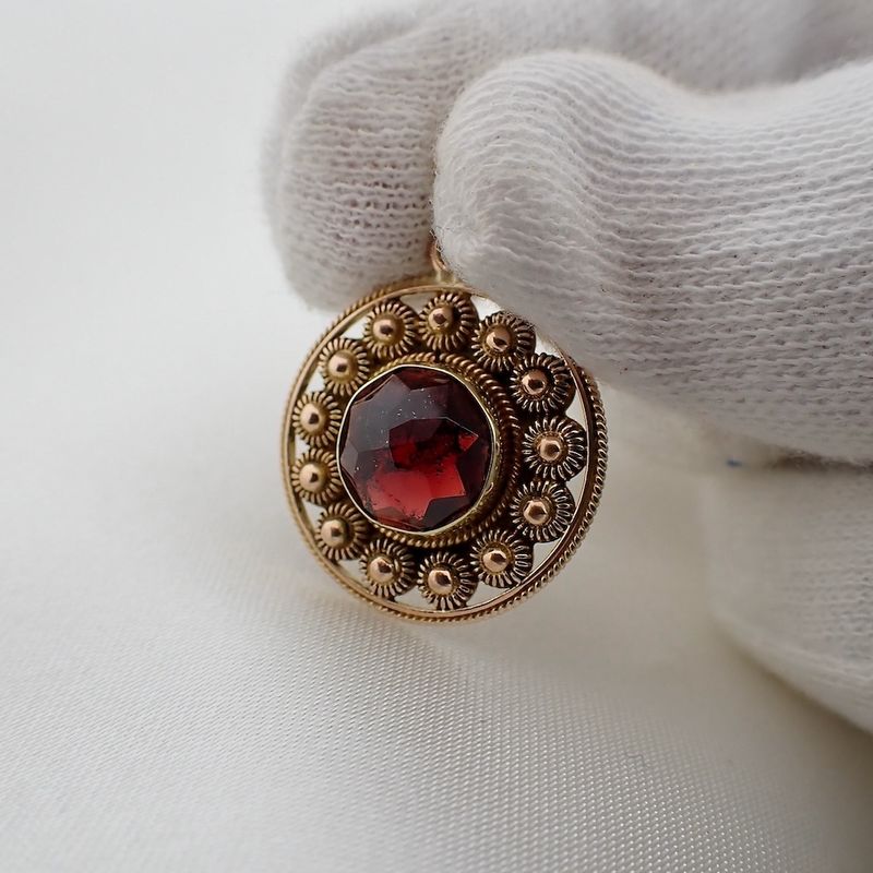 Image 4 of Vintage gold pendant with garnet