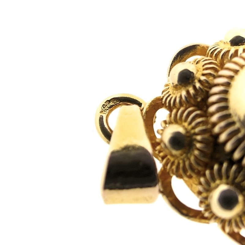 Image 10 of Gold pendant of a Zeeland button