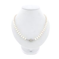 Pearl necklace with white gold clasp