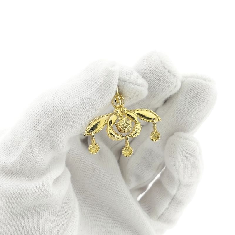 Image 6 of Greek gold bee pendant from the Minoan culture