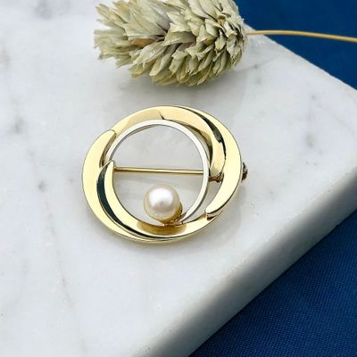 Image 2 of Bicolor brooch with cultured pearl; 8 karat