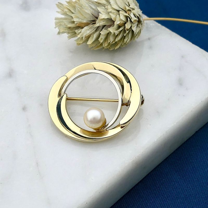 Image 2 of Bicolor brooch with cultured pearl; 8 karat