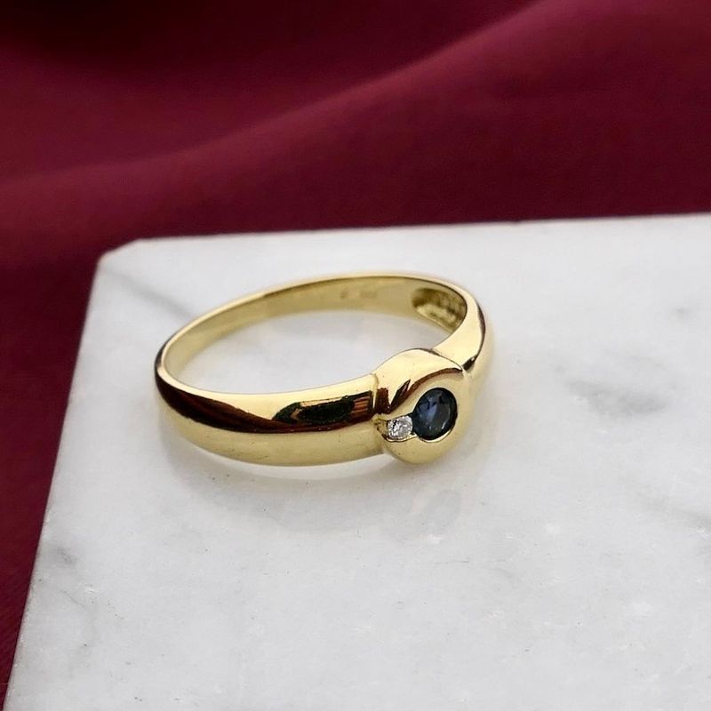 Afbeelding 2 van Gouden ring met saffier en diamant; 0,01 ct. 