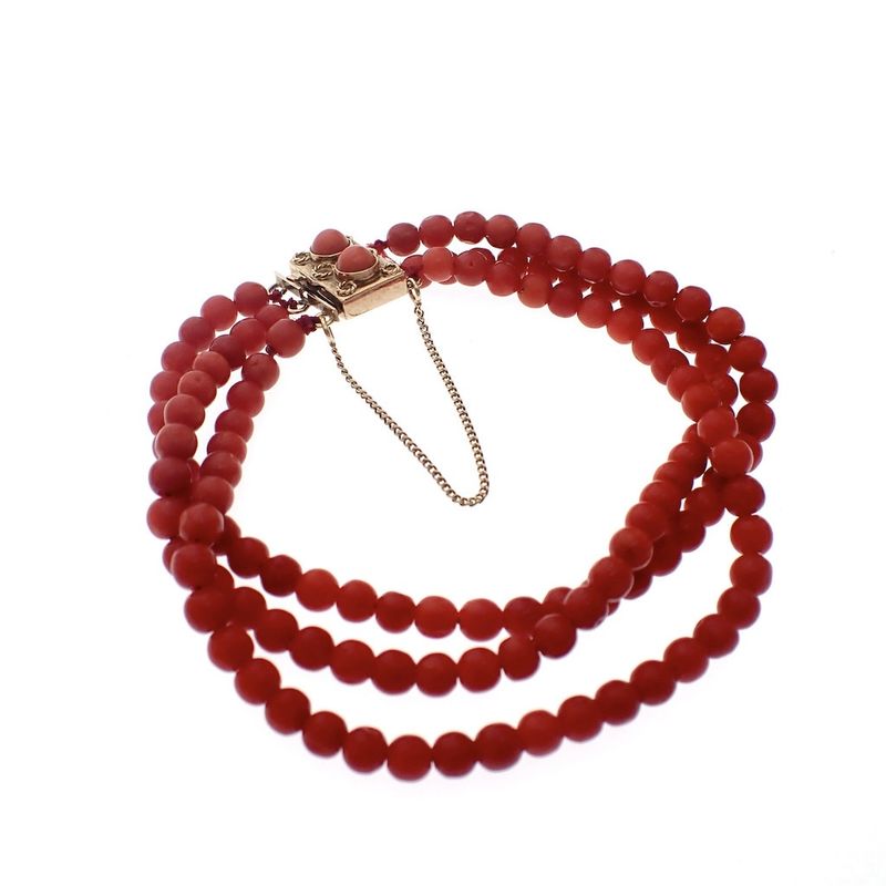 Image 2 of Red coral beads bracelet with gold clasp; Antique | Ø 56mm