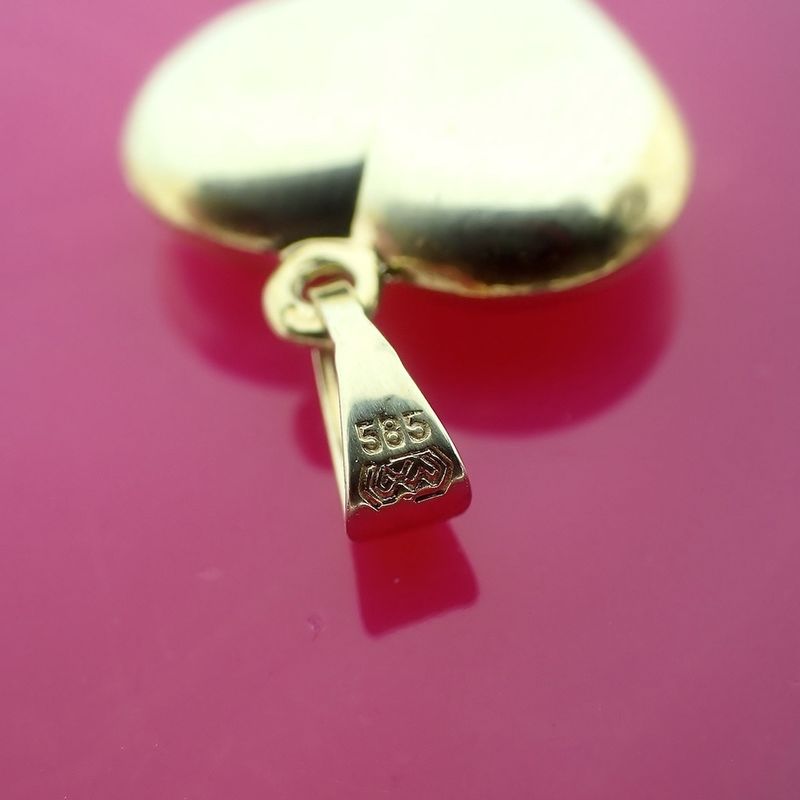 Image 4 of Gold pendant of a heart