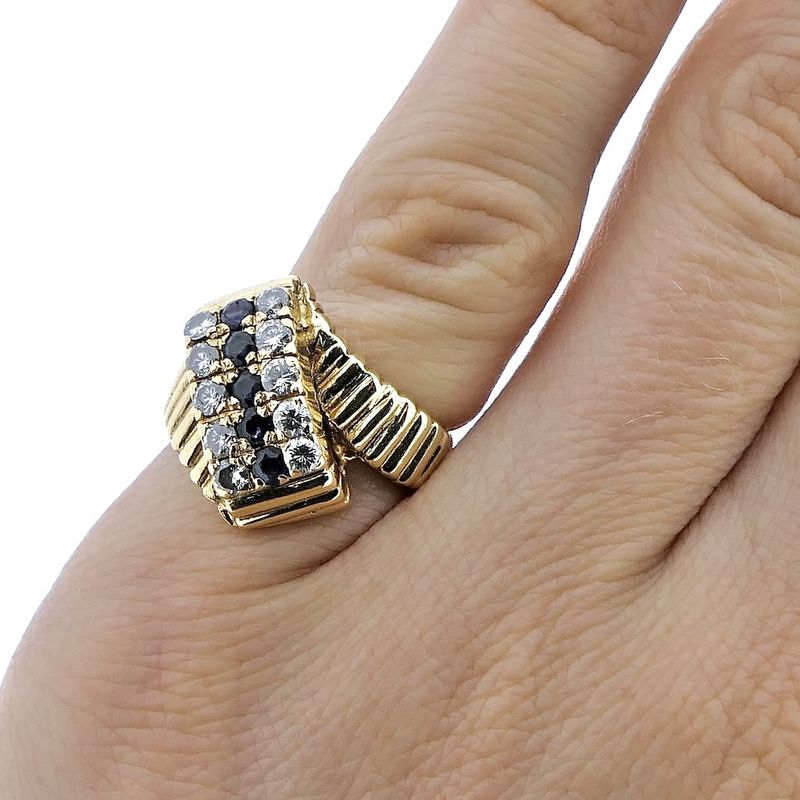 Image 4 of Gold ring with sapphire and diamonds; 0.50 ct.