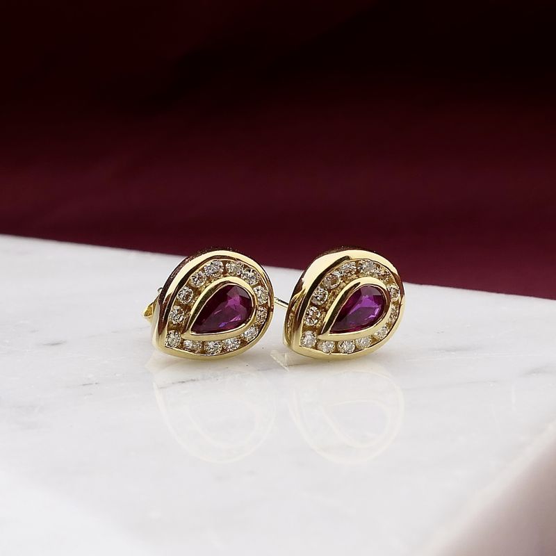 Afbeelding 2 van Gouden oorbellen met robijn en diamant; 0,39 ct. 