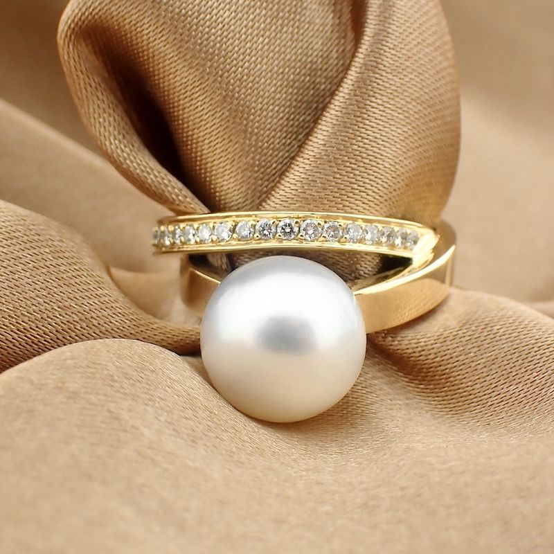 Image 5 of 18 carat gold ring with large pearl and diamonds