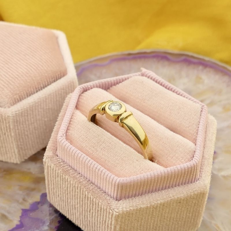 Image 2 of Gold solitaire ring with diamond; 0.14 ct.