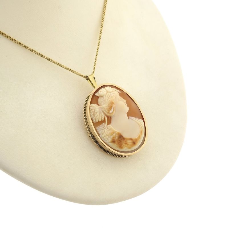 Image 13 of Antique gold brooch/pendant with cameo