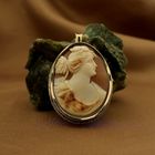 Image 2 of Antique gold brooch/pendant with cameo