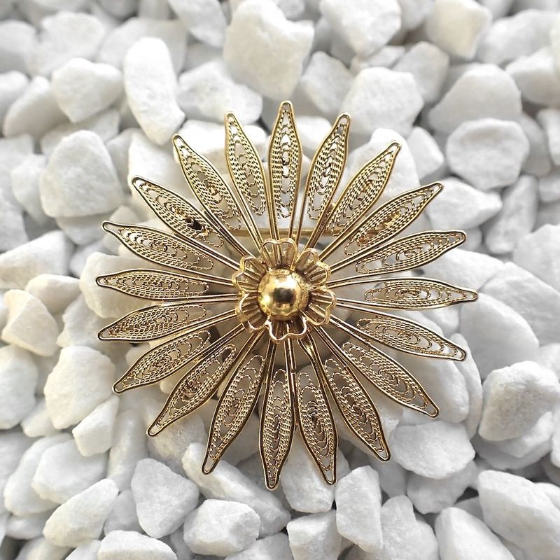 Image 2 of Gold brooch as a flower | Vintage