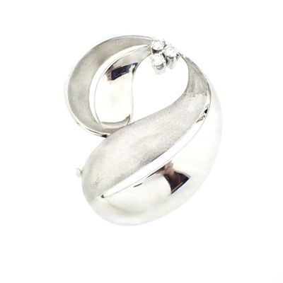 White gold brooch with diamonds; 0.18 ct. Image 1 of White gold brooch with diamonds; 0.18 ct.