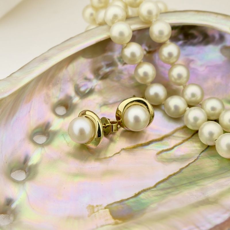 Image 7 of Gold stud earrings with pearl