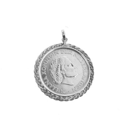 Silver coin pendant of 2.5 guilders; 1960 | Queen Juliana Image 1 of Silver coin pendant of 2.5 guilders; 1960 | Queen Juliana