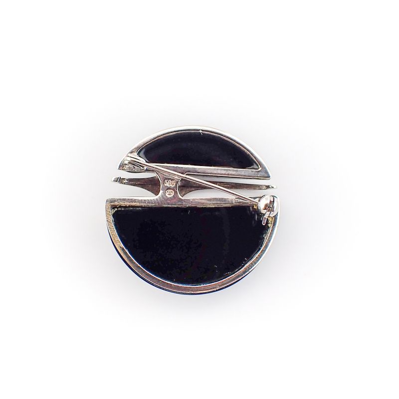 Image 4 of White gold brooch with onyx